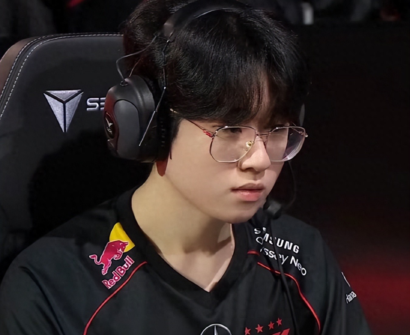 LOL：电竞世界杯HLE首秀！上单弱的CFO偏偏遇到了Zeus